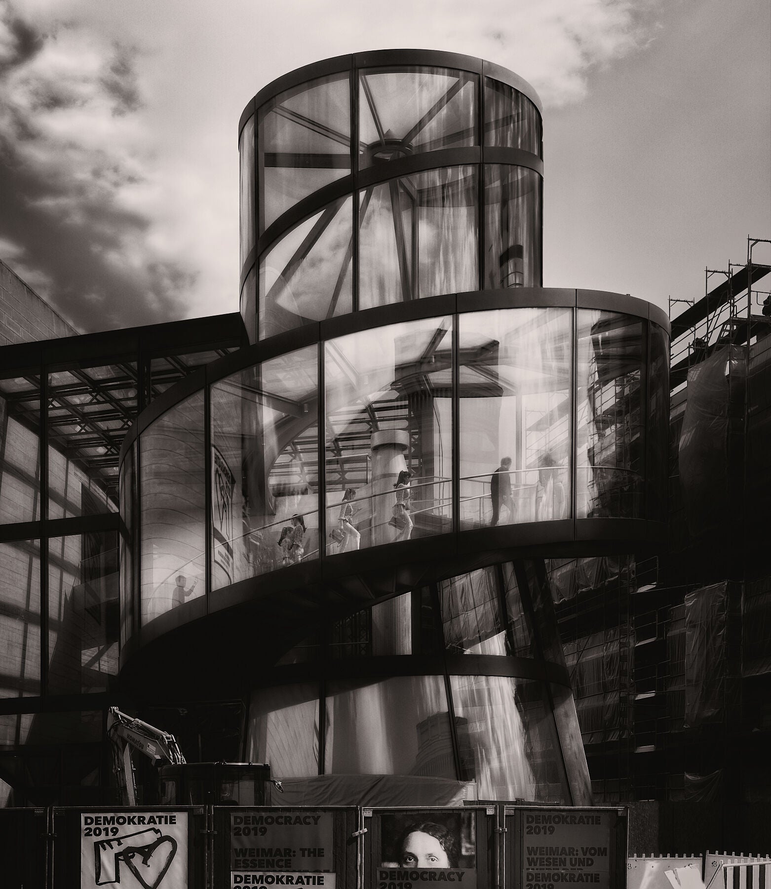 2 - Selfie democracy – (etain) Deutsche Historische Museum, Berlin I. M. Pei architect (1917 –2019) © Jerominus 2019 - Color v2 (etain) - Giclée Hahnemuhle Pearl - (Limited edition 1-4)