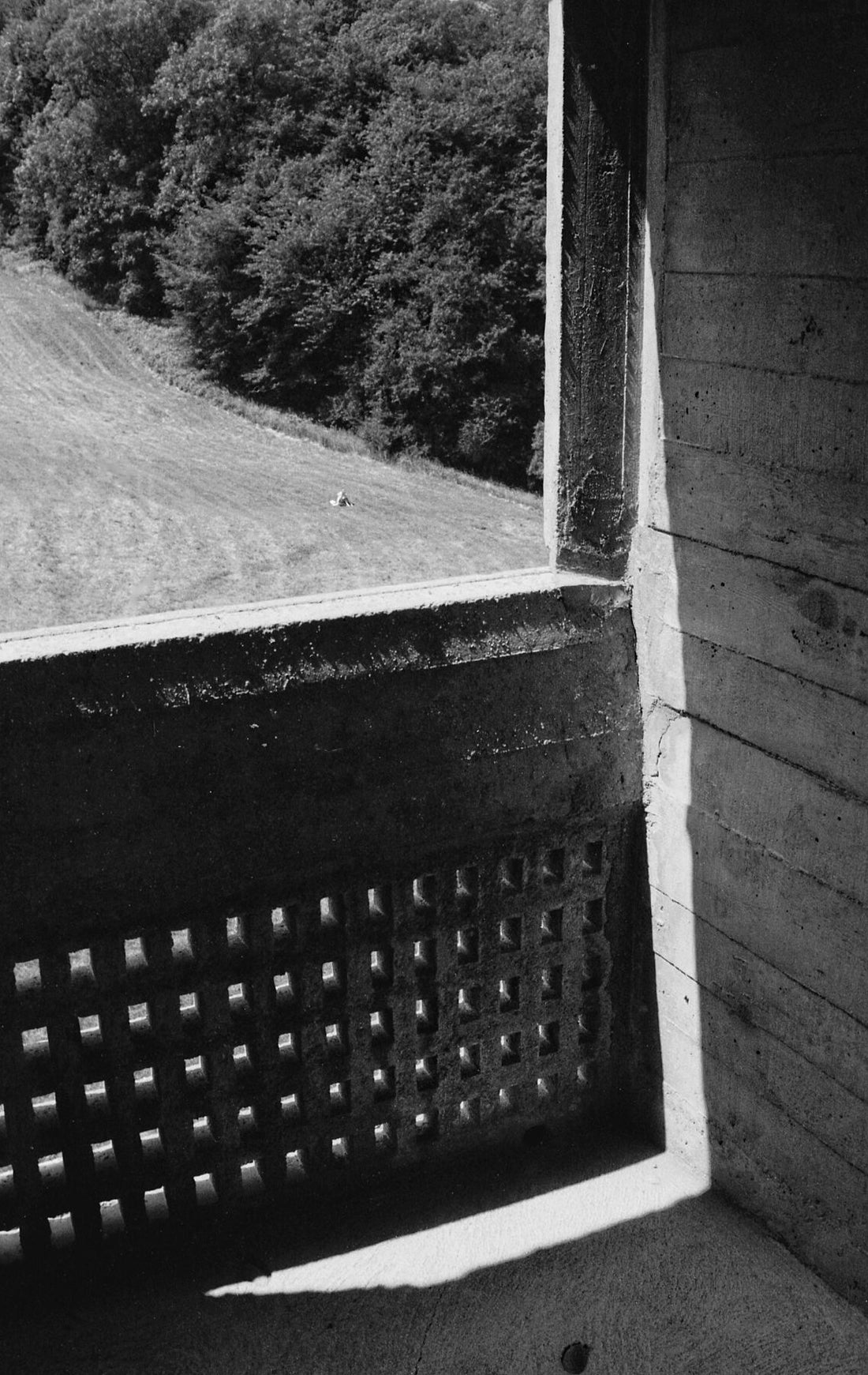 La Tourette – Innen-Außen-Öffnung (Limitierte Auflage 1–5) – Kloster Sainte Marie de la Tourette (1959), Frankreich Le Corbusier Architekt – C-Type Fuji Matt