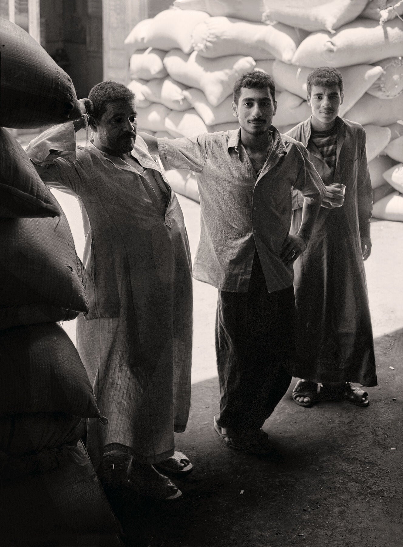 Brüder aus Kairo bei der Arbeit (im Hinterhof des Unternehmens) – Schwarzweiß (Limitierte Auflage 1–3)