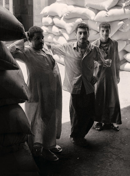 Brüder aus Kairo bei der Arbeit (im Hinterhof des Unternehmens) – Schwarzweiß (Limitierte Auflage 1–3)