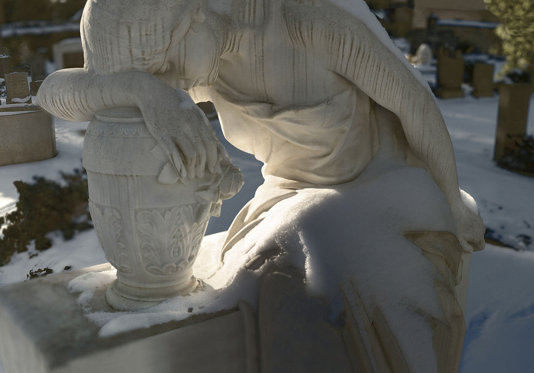 Schnitt – (Detail „Schlafen im Goldenen Schnitt“) – Friedhof Dorotheenstadt Berlin (Farbe süß) Farbe süß Giclee Hahnemühle Photorag