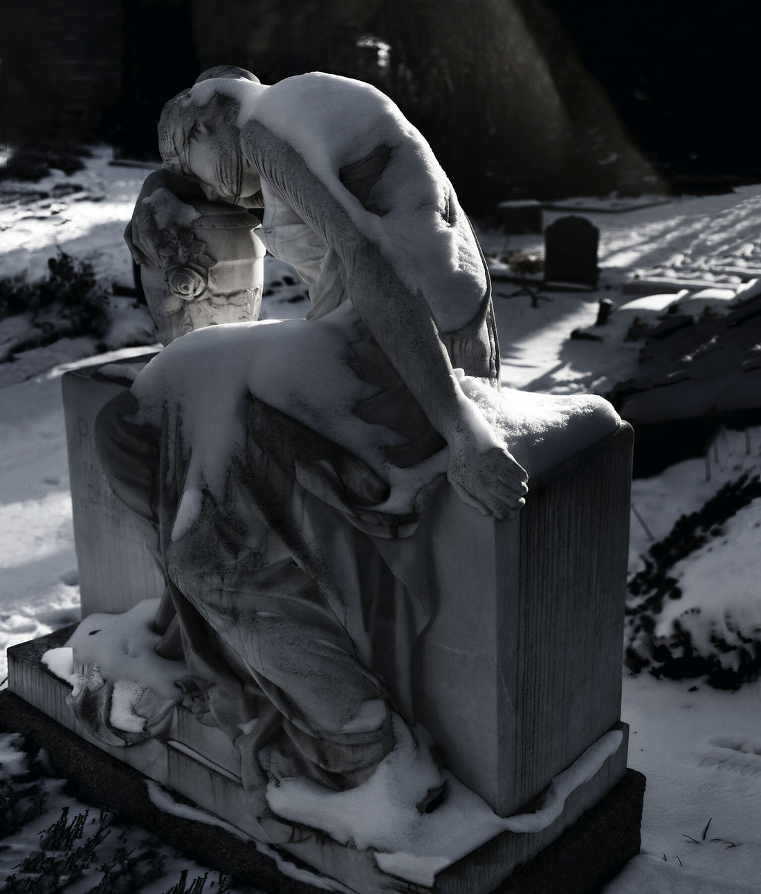 Schnitt – (schlafend im Goldenen Schnitt) – Dorotheenstadt-Friedhof Berlin (Farbe heller) – C-Typ Fudji Matt