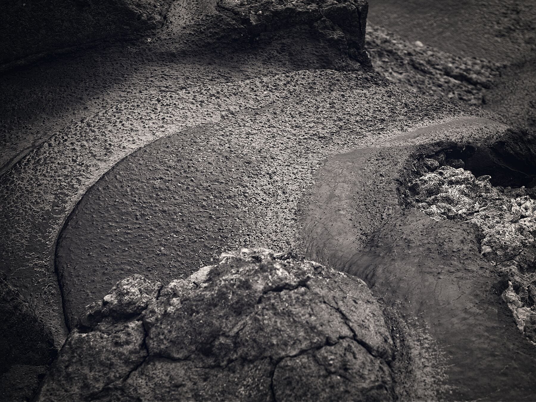 Liebe Verschmutzung – Küstenschönheit – Felsen mit Bitumen – 01 – limitierte Auflage (1–50) – C-Typ Fudji Matt