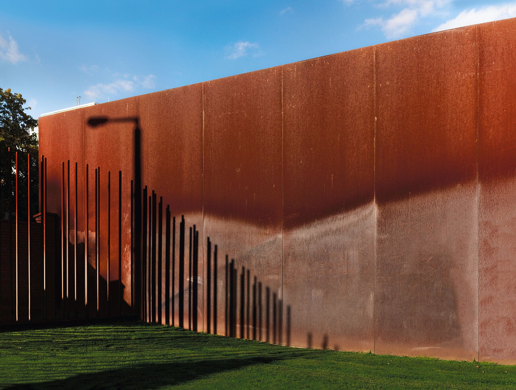 Jenseits der Mauer – Gedenkstätte Berliner Mauer Nr. 2 – Farbe – Limitierte Auflage (1-3) – Giclee Hahnemuhle Pearl