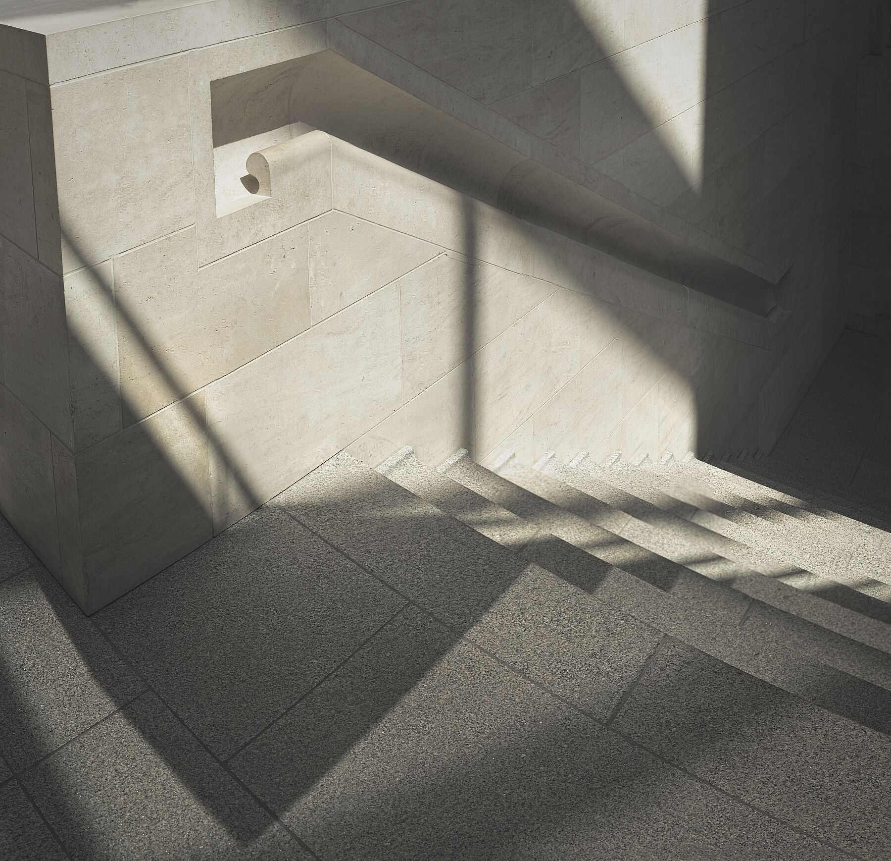 Die Treppe hinunter – Deutsches Historisches Museum, Berlin – Architekt IM Pei – Farbe – Giclee Hahnemuhle Photorag