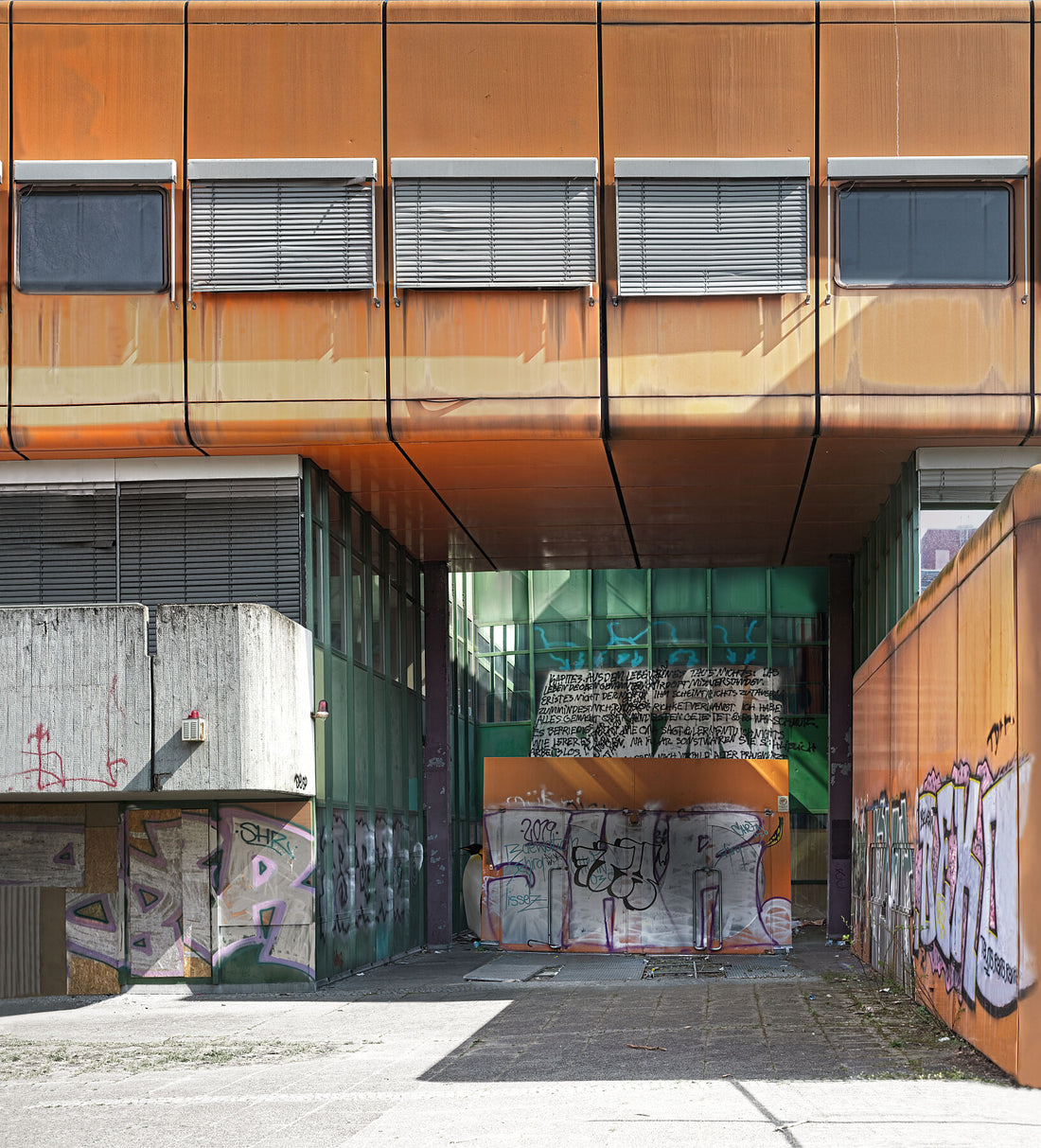 Orange in Grün – Schulgebäude – Limitierte Auflage (1-3) – Gebäude des Diesterweg Gymnasiums, Berlin – Giclee Epson Semi-Gloss