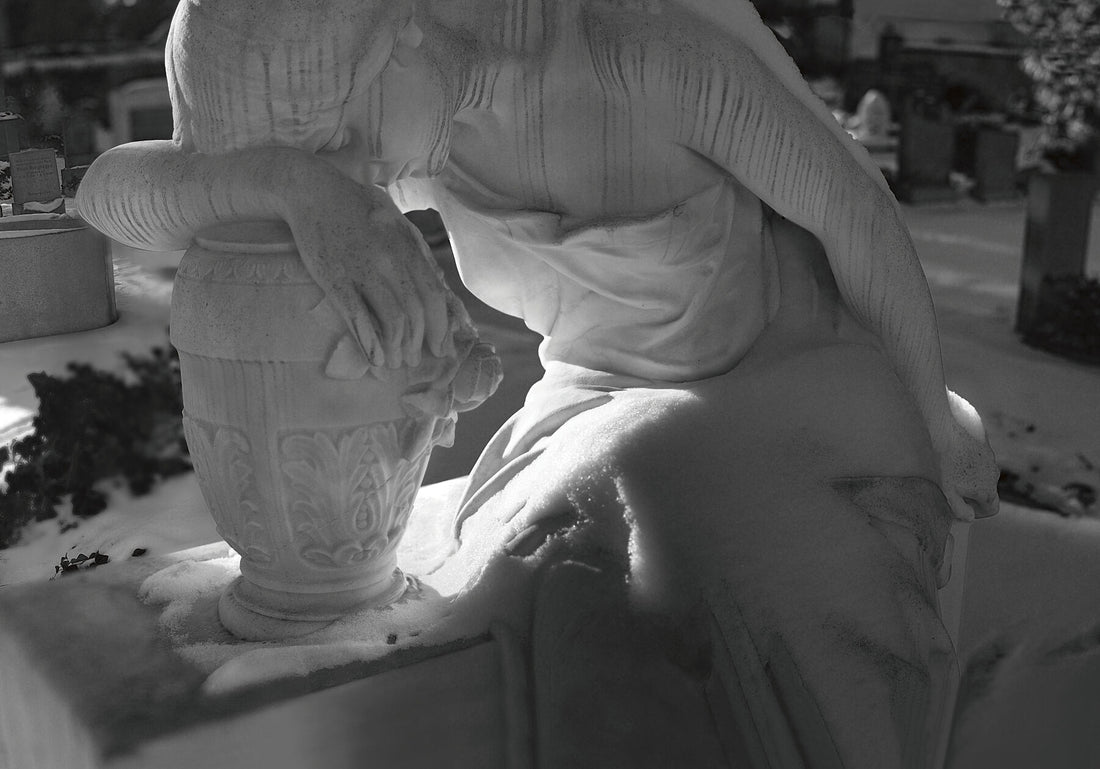 Schnitt – (Schlafen im Goldenen Schnitt, Detail) – Friedhof Dorotheenstadt Berlin (Farbe schwarz-weiß dunkler) schwarz-weiß dunkler Giclee Hahnemuhle Photorag