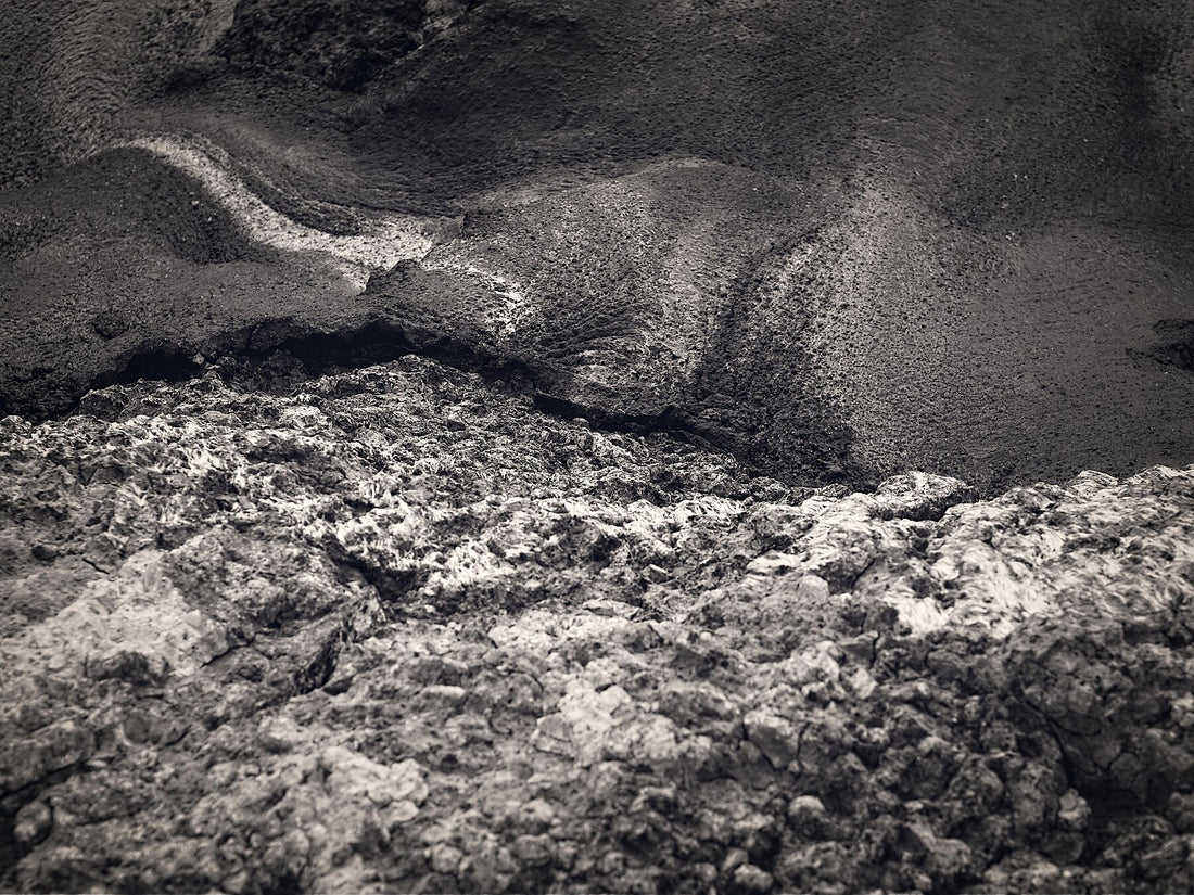 Liebe Verschmutzung – Küstenschönheit – Felsen mit Bitumen – 06 – C-Typ Fudji Matt