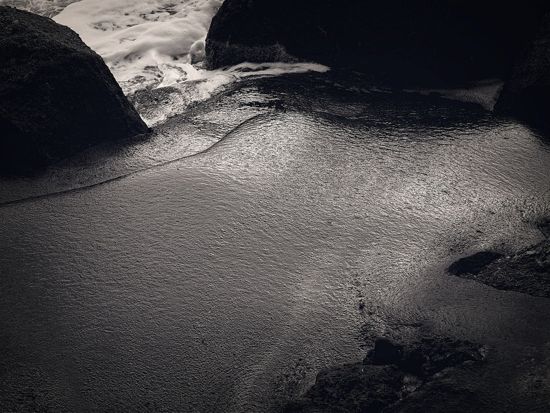 Liebe Verschmutzung – Küstenschönheit – Felsen mit Bitumen – 09 – C-Typ Fudji Matt