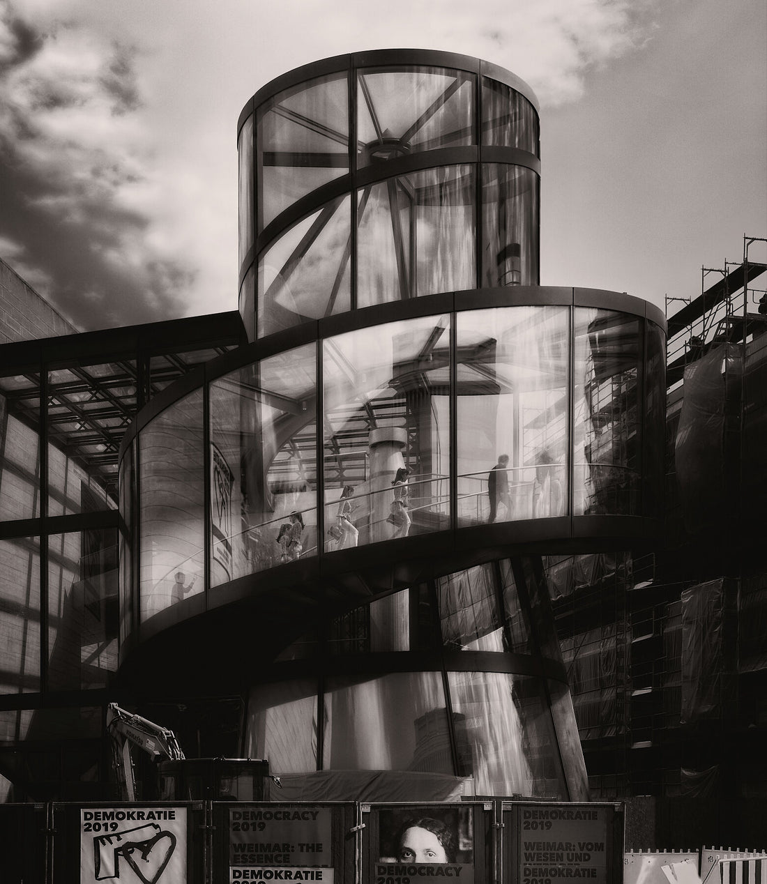 2 - Selfie democracy – (etain) Deutsche Historische Museum, Berlin I. M. Pei architect (1917 –2019) © Jerominus 2019 - Color v2 (etain) - Giclée Hahnemuhle Pearl - (Limited edition 1-4)