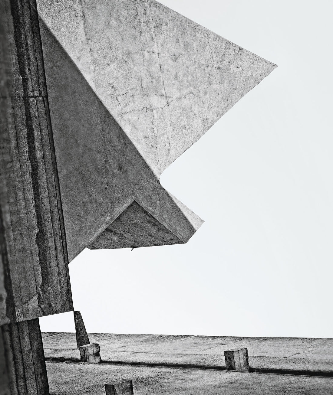 La Pyramide de Corbu – 1993 – Schnitt links – herausgegeben von b (sanfte Farbe) 2022 – Limitierte Auflage (1–3) – Architekt Le Corbusier – Couvent de la Tourette Frankreich – 1953–1961 – C-Type Fudji Matt