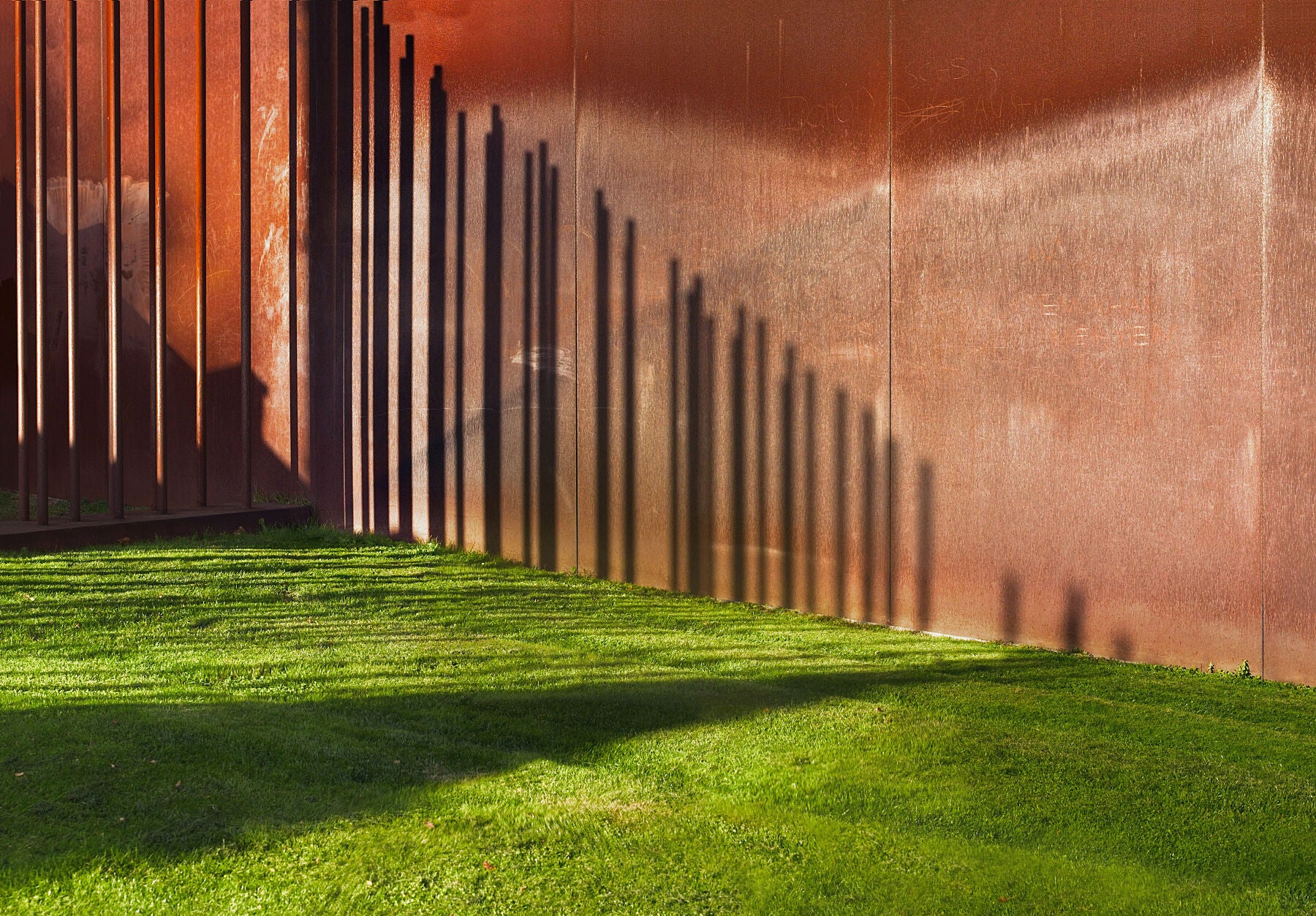 Jenseits der Mauer - Gedenkstätte Berliner Mauer - Horizont - Farbe - C-Typ Fudji Flex - (Limitierte Auflage 1-4)