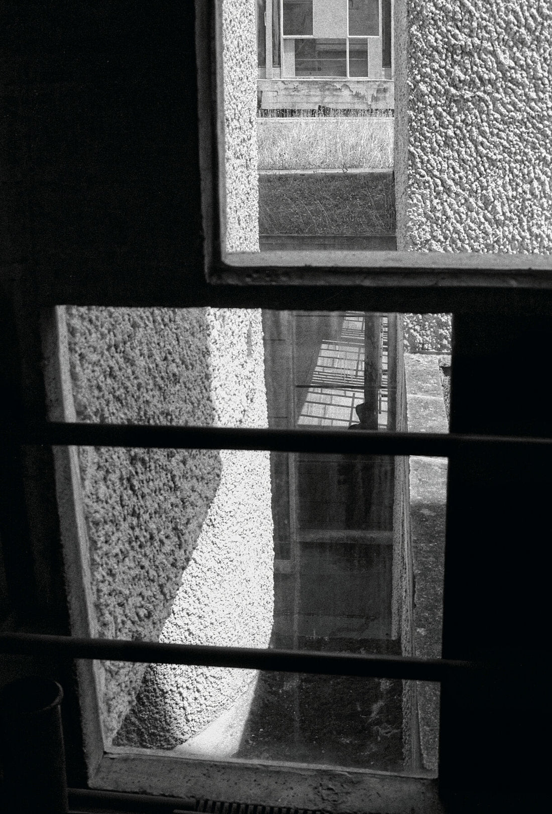 La Tourette – Der Durchgang unter dem Atrium – (Limitierte Auflage 1–5) – Kloster Sainte Marie de la Tourette, Frankreich Le Corbusier Architekt, 1951–1959 – C-Type Fudji Matt