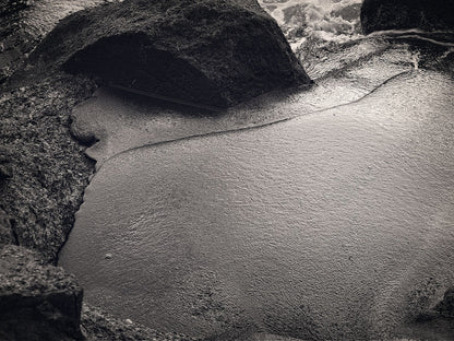 Liebe Verschmutzung – Küstenschönheit – Felsen mit Bitumen – 05 – limitierte Auflage (1–50) – C-Typ Fudji Matt