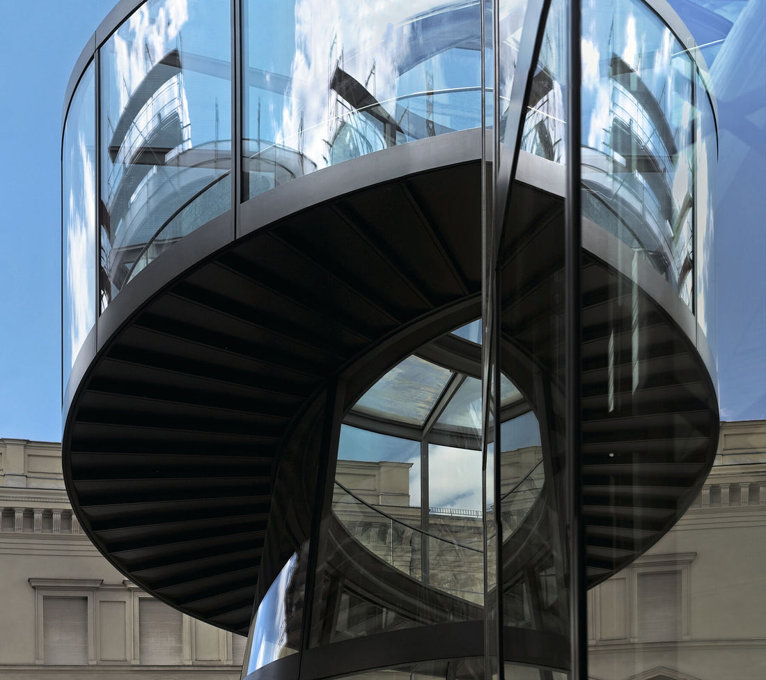 Deutsches Historisches Museum, Berlin – IM Pei Architekt (1917 –2019) Leichte Treppe – (Farbe) C-Typ Fudji Gloss