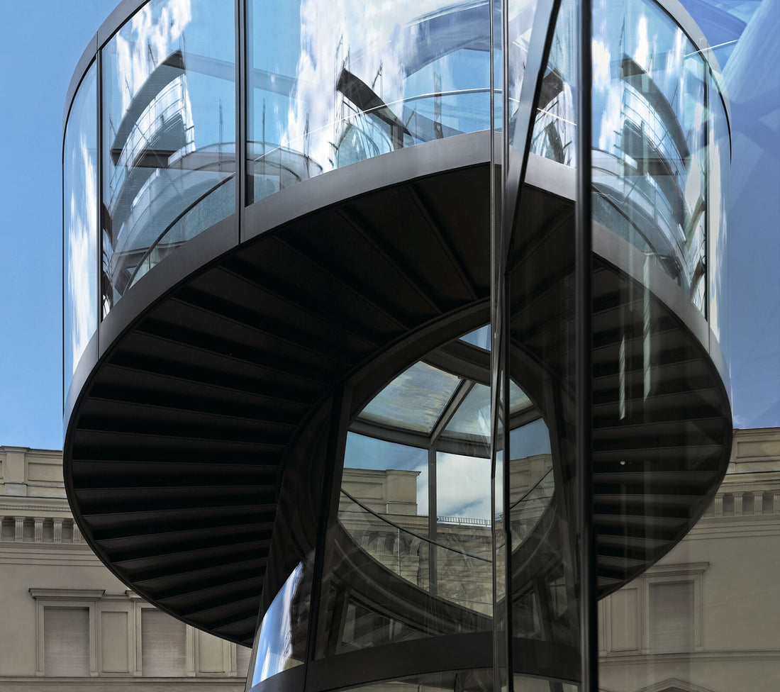 Deutsches Historisches Museum, Berlin – IM Pei Architekt (1917 –2019) Leichte Treppe – (Farbe) C-Typ Fudji Gloss