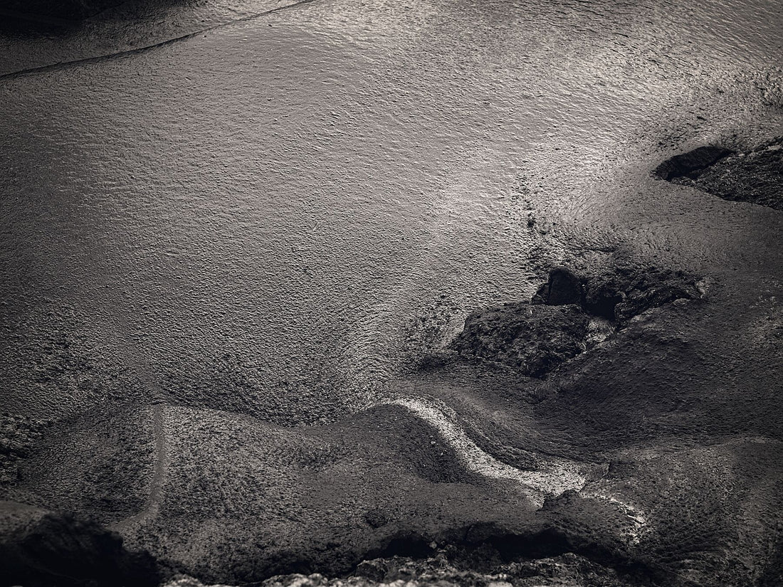Liebe Verschmutzung – Küstenschönheit – Felsen mit Bitumen – 08 – C-Typ Fudji Matt