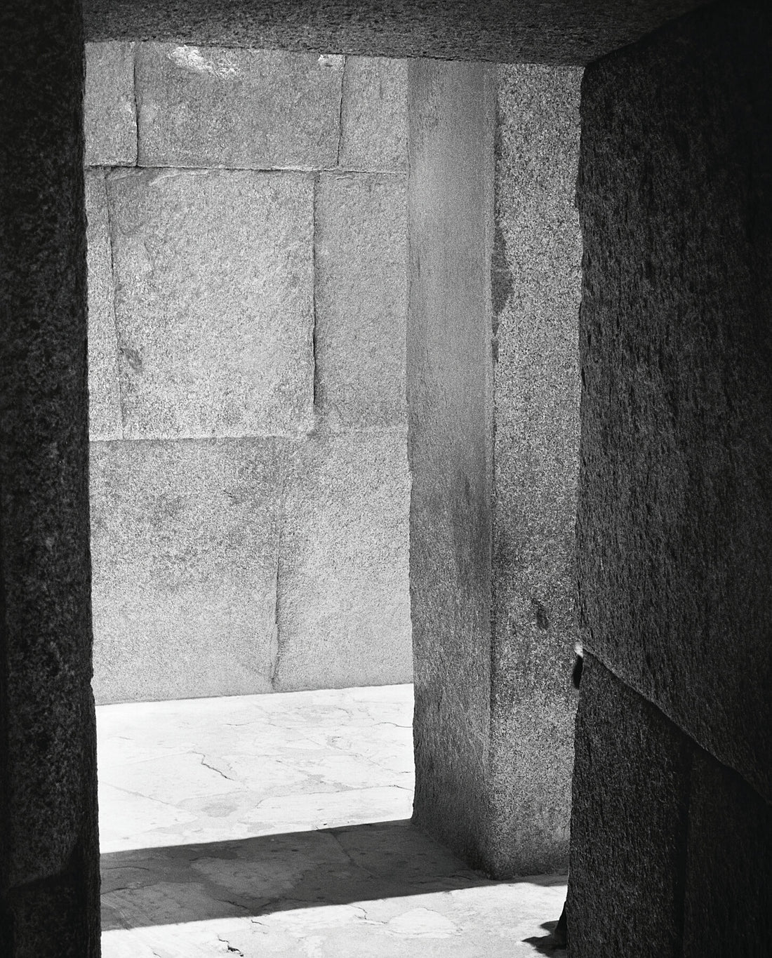 Wandernder Mann – Cheffren-Tal, Kairo – (Schwarzweiß, limitiert auf 1–30) – C-Type Fudji Matt