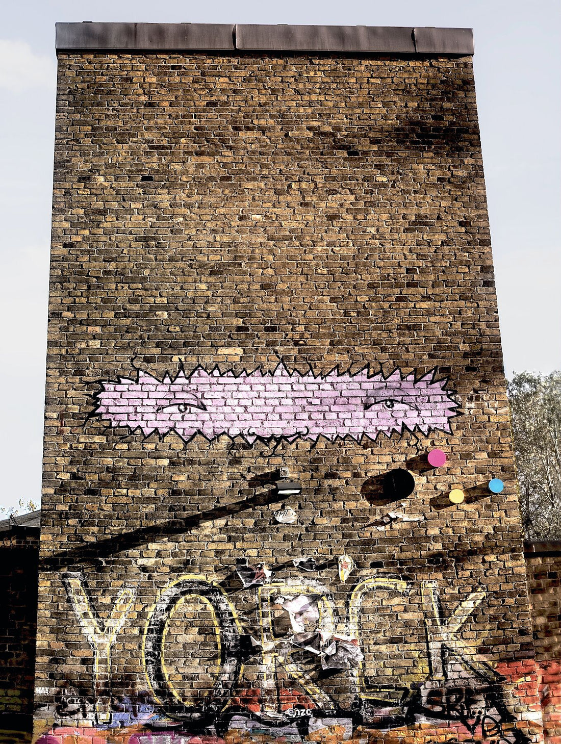 Lampe an einer Wand – Yorck Berlin – vollfarbig – C-Typ Fudi Flex