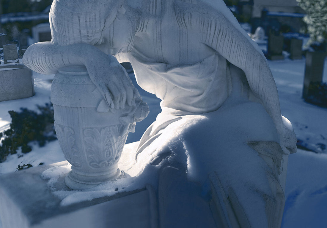 Schnitt – (Schlafen im Goldenen Schnitt, Detail) – Dorotheenstadt-Friedhof Berlin (Farbe Blau) – Blaues Giclee Hahnemühle Photorag