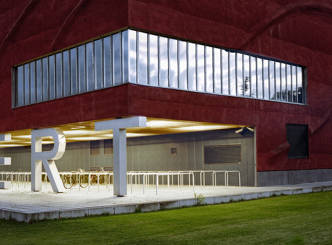 Nachterwachen – (limitierte Auflage 1–25) – Minnaertbuilding, Utrecht, Niederlande, 1996–1998. C-Type Kodak Metallic