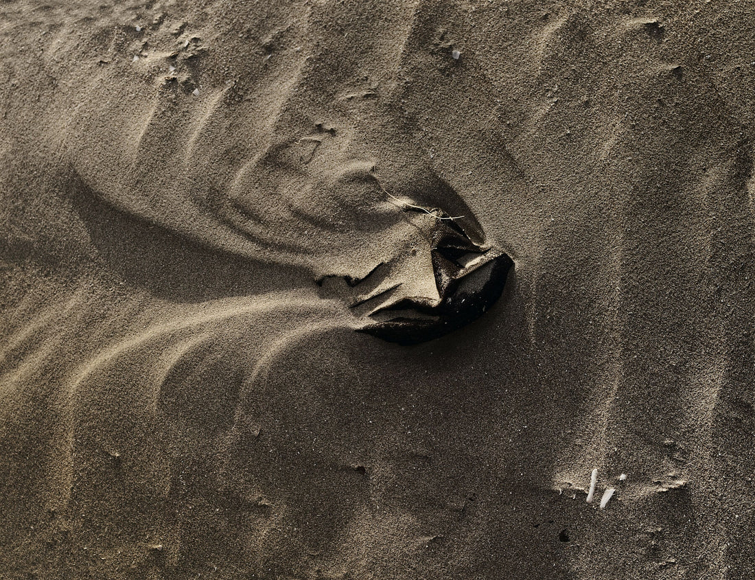 Liebe Verschmutzung – Behalten – Begraben – Haben – Verstecken Sie Ihre Maske im Sand – dunkelgrau – (Limitierte Auflage 1–50) – C-Type Fuji Matt