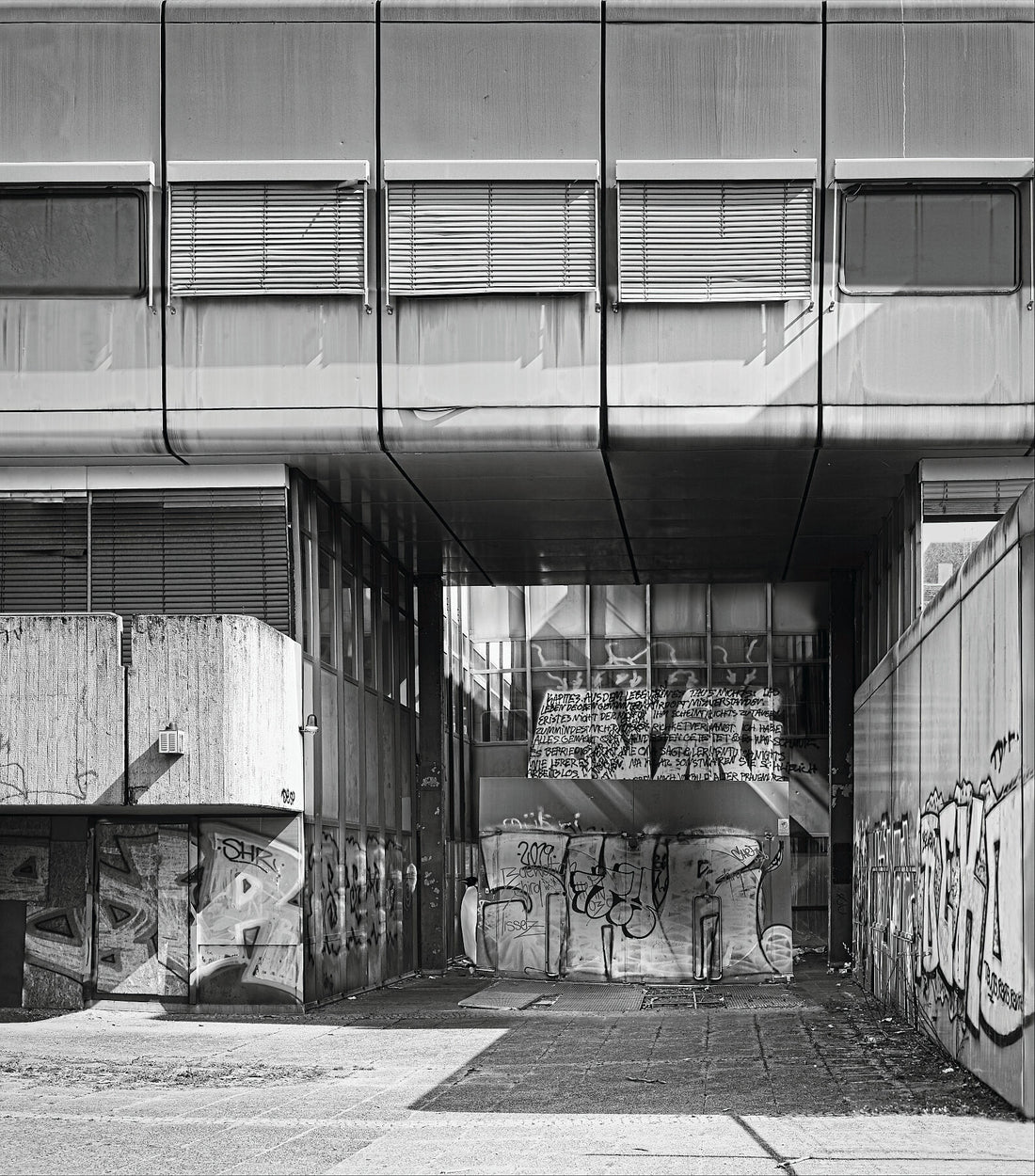 Orange in Green Schulgebäude Nr. 2 sw – Architekten Pysall, Jensen &amp;amp; Stahrenberg (1974–1977) – SW – limitierte Auflage (1–3) – C-Typ Fudji Gloss