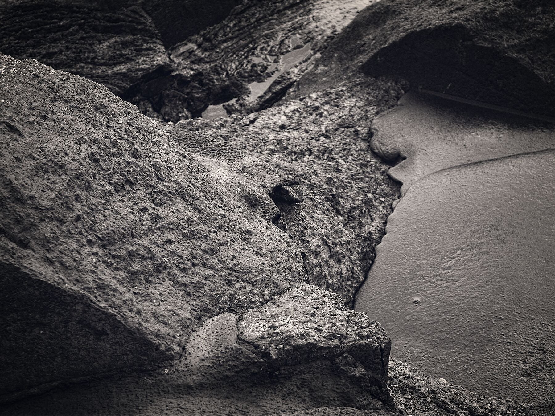Liebe Verschmutzung – Küstenschönheit – Felsen mit Bitumen – 04 – limitierte Auflage (1–50) – Fudji Matt