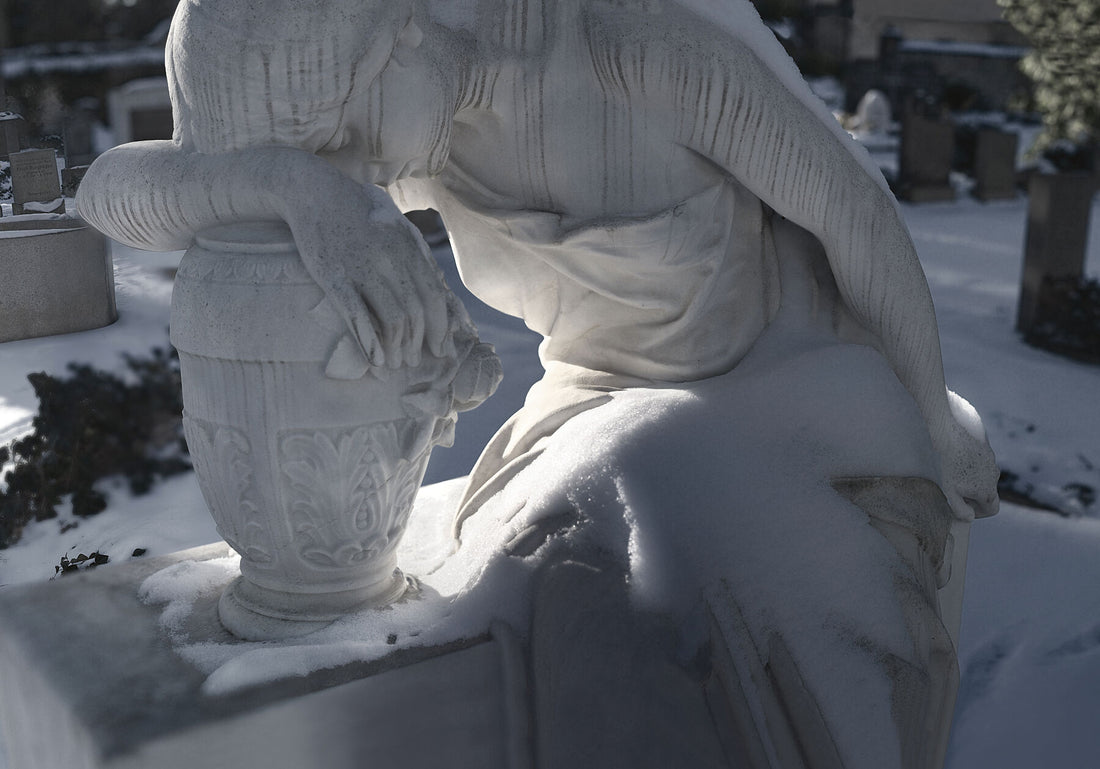 Schnitt – (Schlafen im Goldenen Schnitt, Detail) -Dorotheenstadt-Friedhof Berlin (Farbe weicher) Farbe weicher Giclée Hahnemühle Photorag