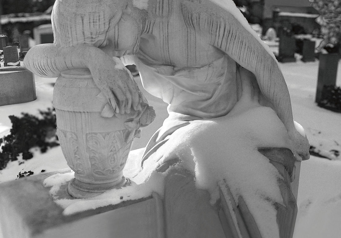 Schnitt – (Schlafen im Goldenen Schnitt, Detail) – Friedhof Dorotheenstadt Berlin (Farbe Schwarzweißlicht) Schwarzweißlicht Giclée Hahnemühle Photorag