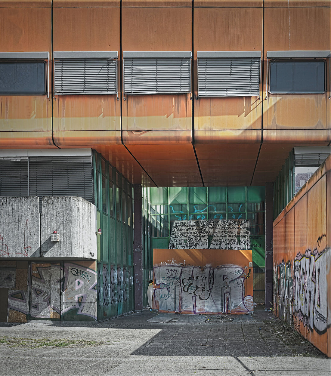 Orange in Green Schulgebäude Nr. 2 weich – Pysall, Jensen &amp;amp; Stahrenberg Architekten (1974–1977) – weich – limitierte Auflage (1–3) – Giclee Hahnemuhle Pearl