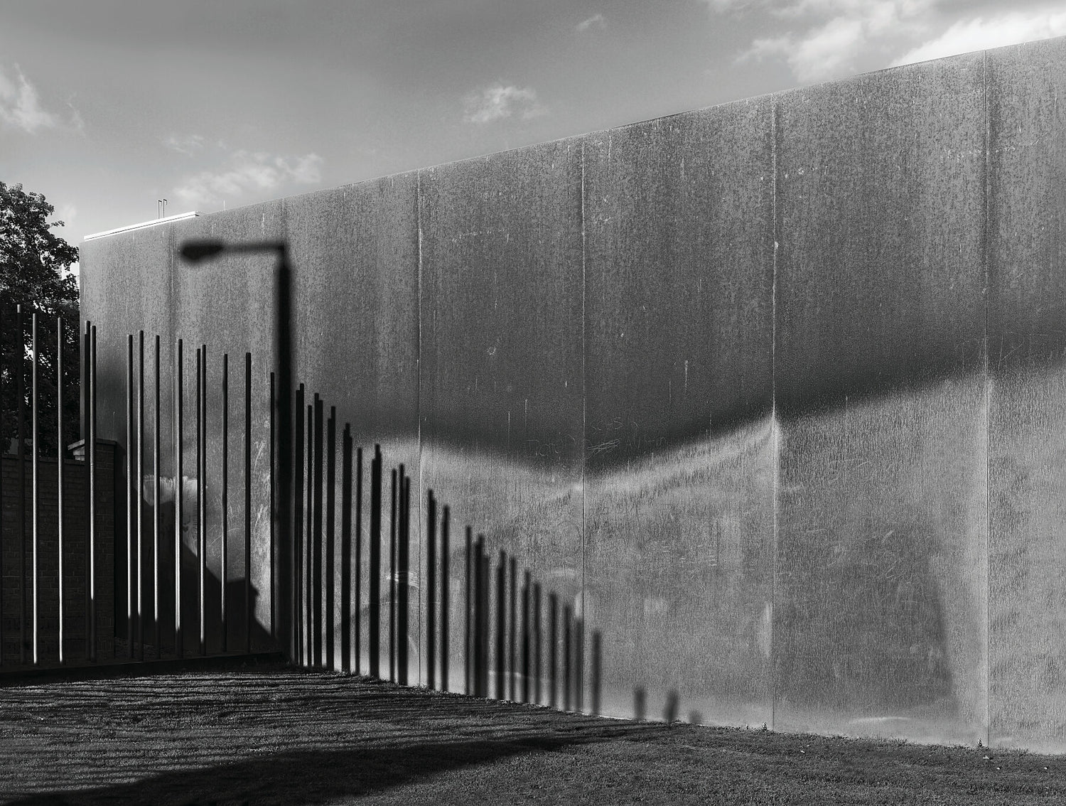 Jenseits der Mauer – Gedenkstätte Berliner Mauer Nr. 2 – sw – Limitierte Auflage (1) – C-Typ Fudji Matt