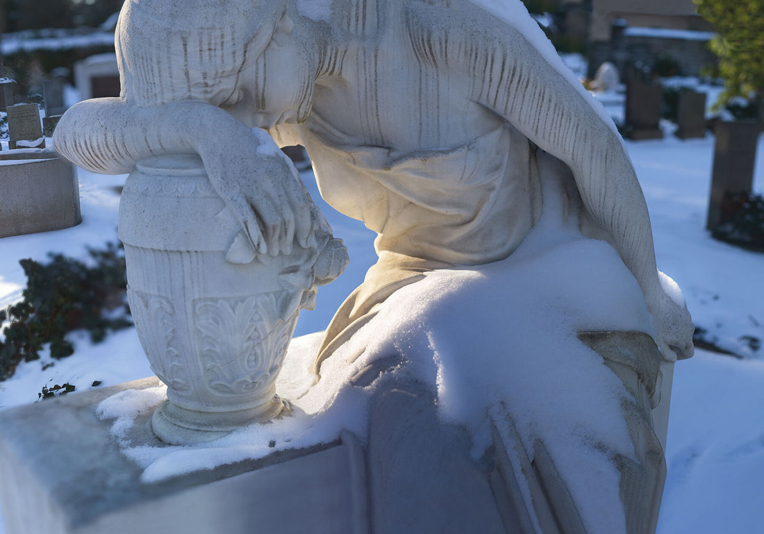 Schnitt – (Schlafen im Goldenen Schnitt, Detail) – Friedhof Dorotheenstadt Berlin (vollfarbig) Giclee Hahnemühle Photorag
