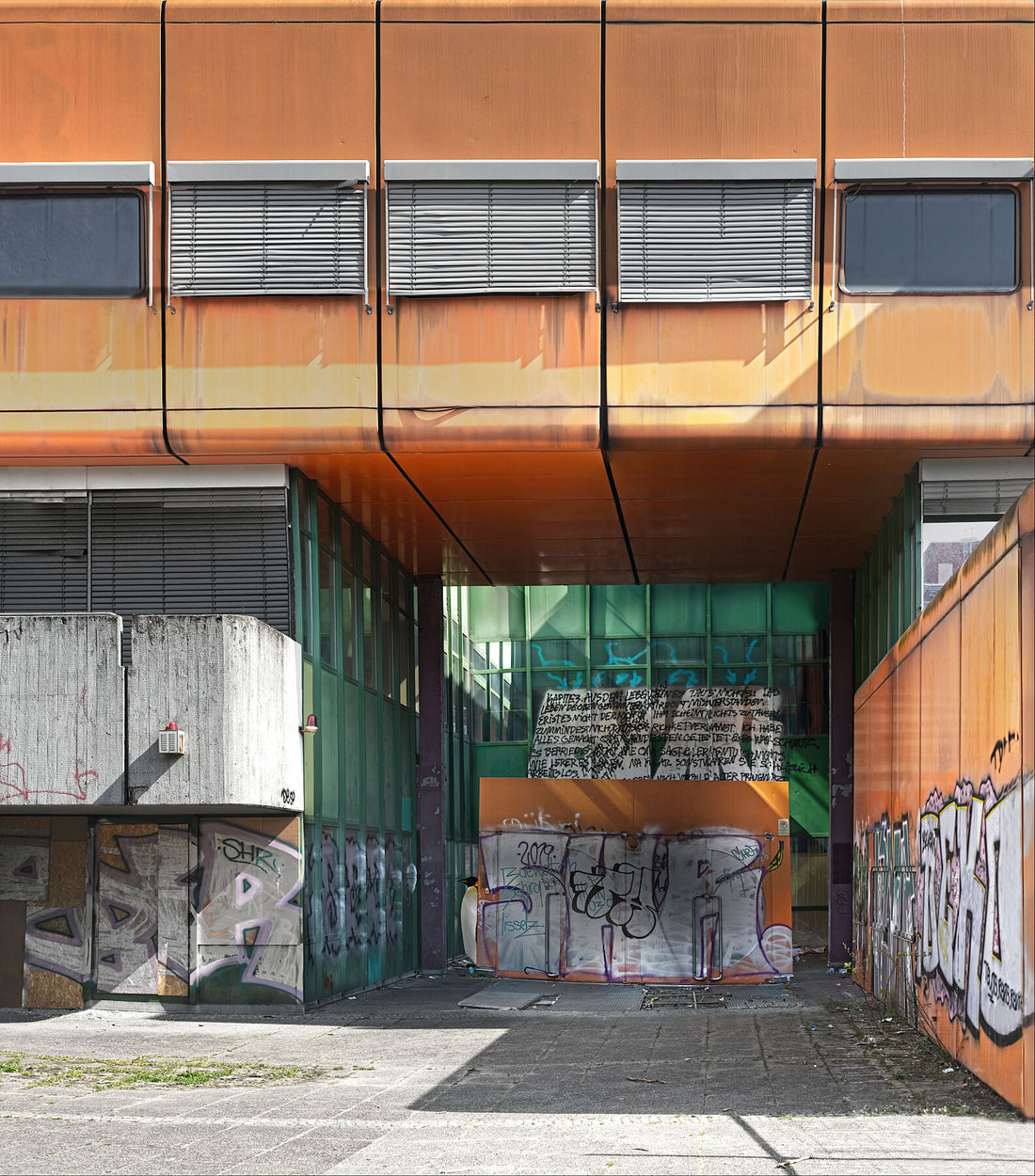 Orange in Grün Schulgebäude Nr. 2 mit hohem Schlüssel – Pysall, Jensen & Stahrenberg Architekten (1974–1977) – Limitierte Auflage (1–3) – Schulgebäude – Gebäude des Diesterweg Gymnasiums, Berlin – C-Typ Fudji Gloss