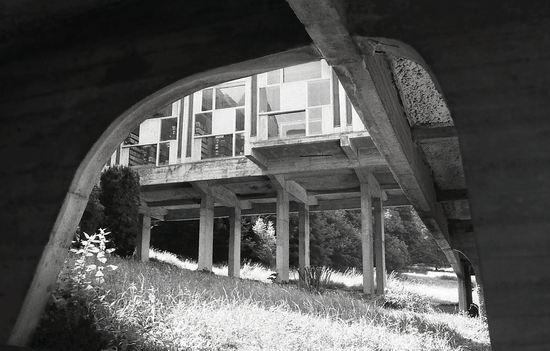 La Tourette – Die Bibliothek – (Limitierte Auflage 1–5) – Kloster Sainte Marie de la Tourette, Frankreich Le Corbusier Architekt, 1951–1959 – C-Type Fudji Matt