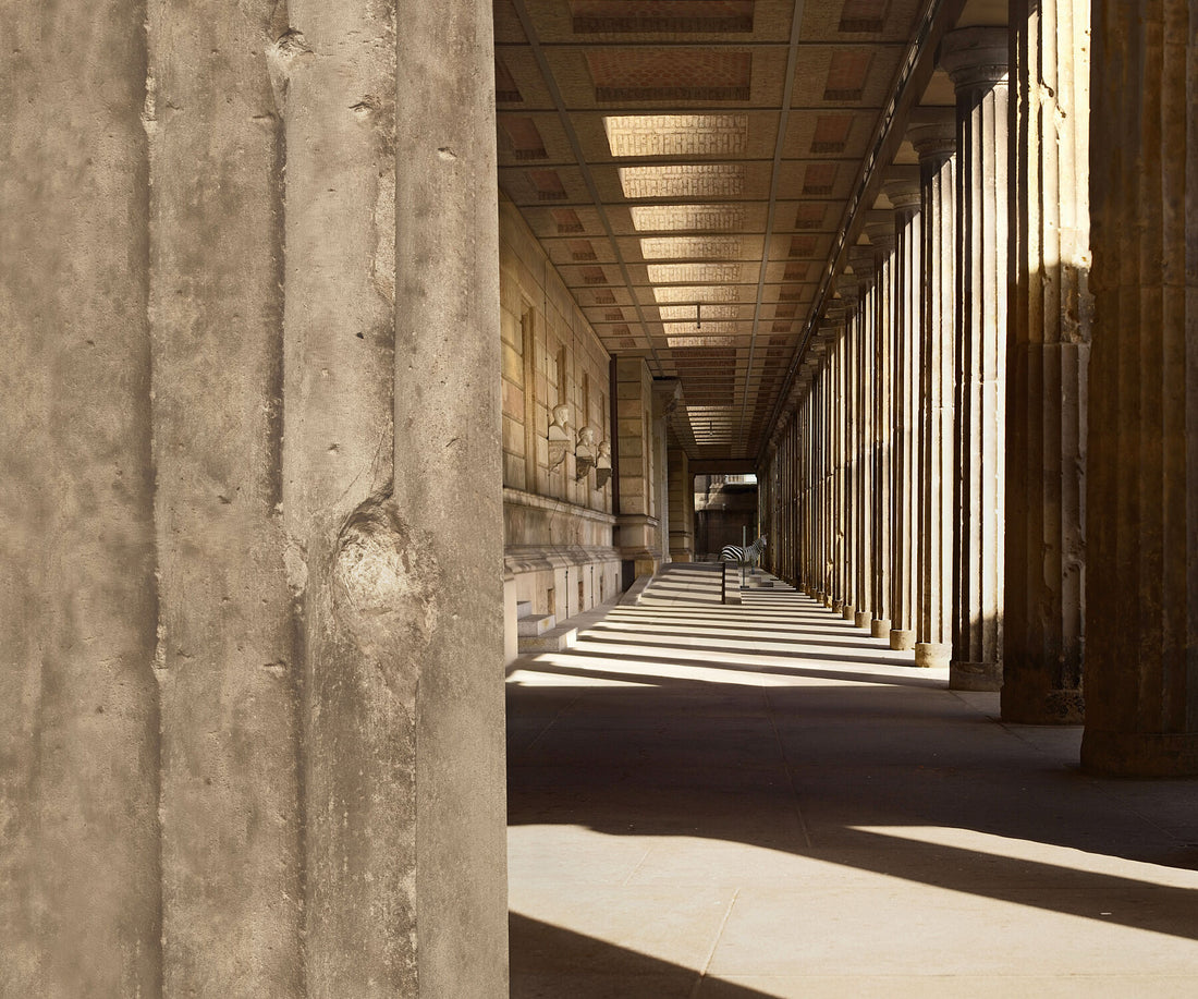 Shooting at the Neues Museum, Berlin – Color warm contrast -  C-type Fudji Flex - Limited edition (1-3)