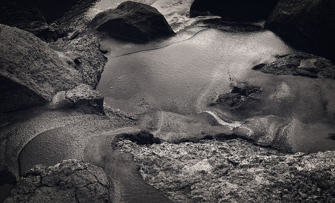 Liebe Verschmutzung – Küstenschönheit – Felsen mit Bitumen – 00 – limitierte Auflage (1–10) – C-Typ Fudji Matt